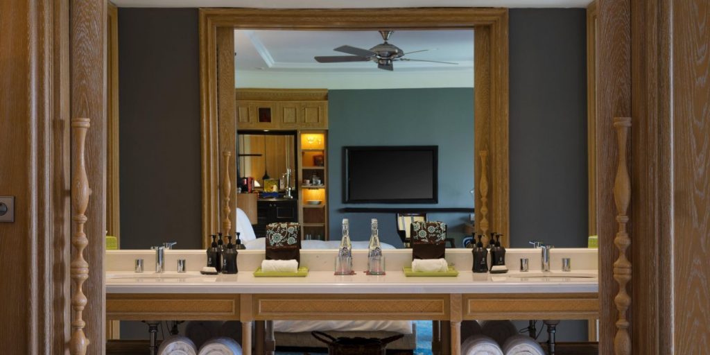 suite bath bad hotel Indigo Bali Seminyak Beach