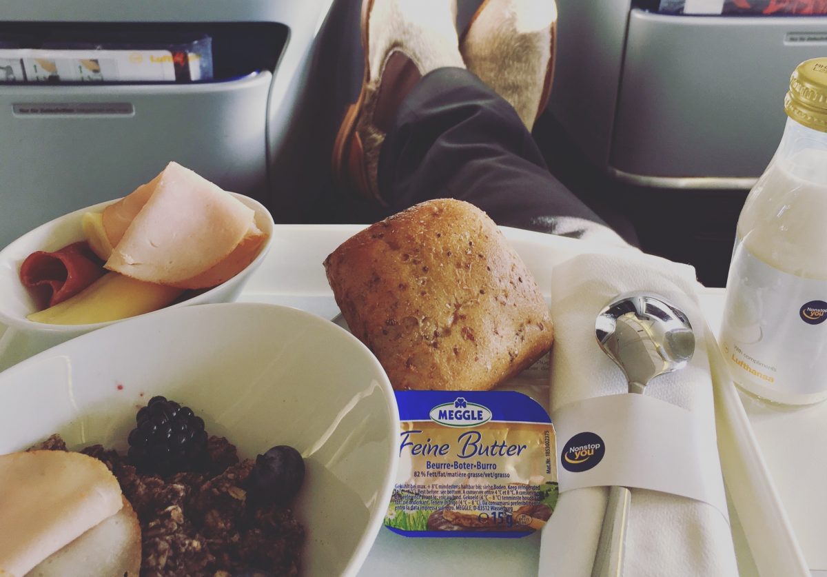 Lufthansa Miles and More Meilenschnäppchen Frühstück breakfast business class longhaul Langstrecke boeing 747-400 744 unterdeck