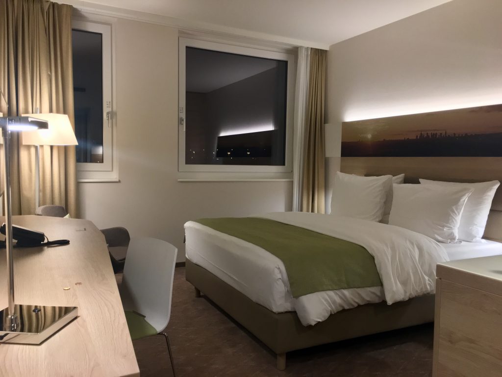 Holiday Inn Frankfurt Airport flughafen zimmer bett