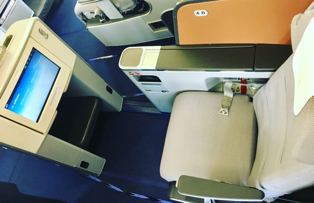 lufthansa boeing 747-400 744 jumbo-jet queen of the skies business class review bericht fra-txl upper lower deck