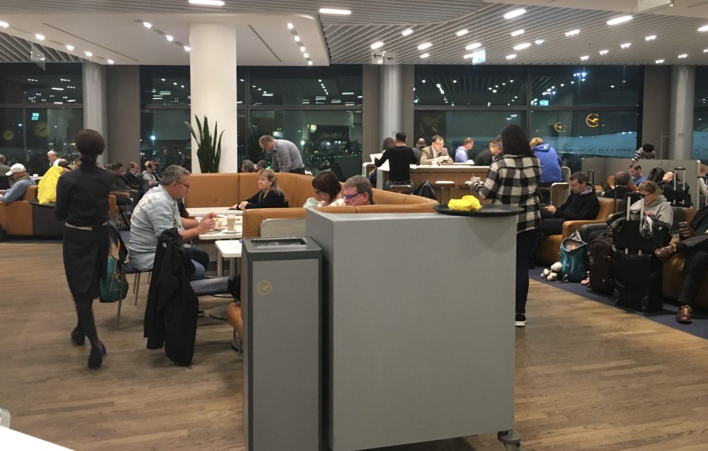 Bewertung: Lufthansa Business Lounge Frankfurt A13 miles & more swiss austrian star alliance gold status frequent traveller ftl fra fraport business class first class