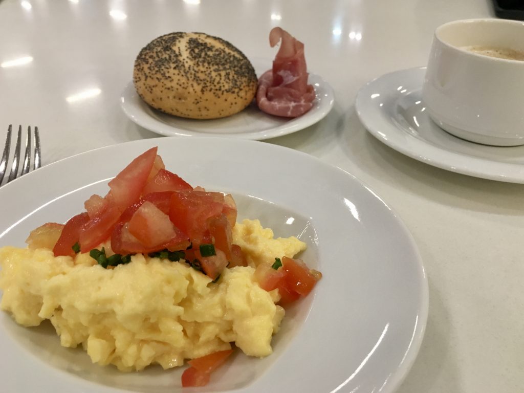 Bewertung: Lufthansa Business Lounge Frankfurt A13 miles & more swiss austrian star alliance gold status frequent traveller ftl fra fraport business class first class