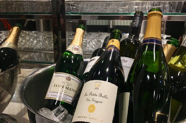 SWISS verkauft Zutritt zur Business Lounge bei economy ticket Bewertung: Lufthansa Business Lounge Frankfurt A13 miles & more swiss austrian star alliance gold status frequent traveller ftl fra fraport business class first class