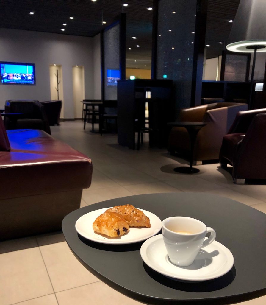 open sky lounge dus düsseldorf airport flughafen flugsteig c priority pass amex contract lounge bewertung review espresso croissant