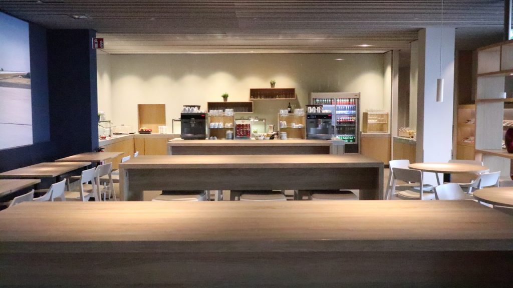 hugo junkers lounge dus düsseldorf airport flughafen nrw 2019 buffet