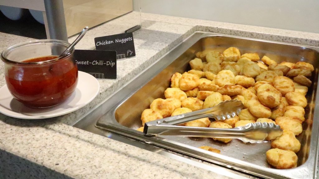 hugo junkers lounge dus düsseldorf airport flughafen nrw 2019 chicken nuggets