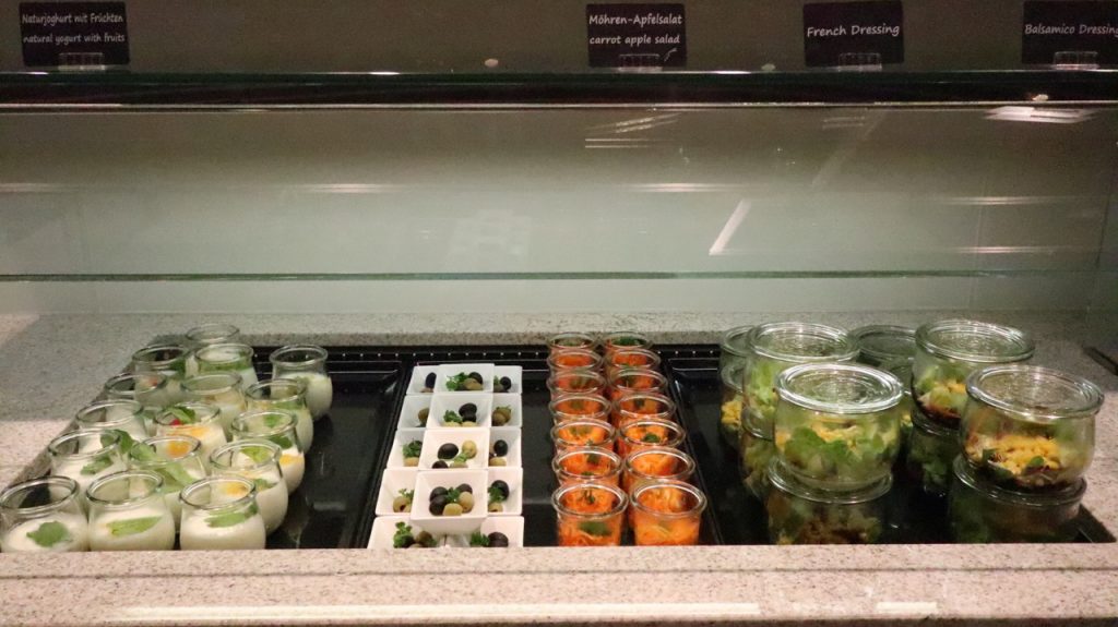 hugo junkers lounge dus düsseldorf airport flughafen nrw 2019 salat buffet