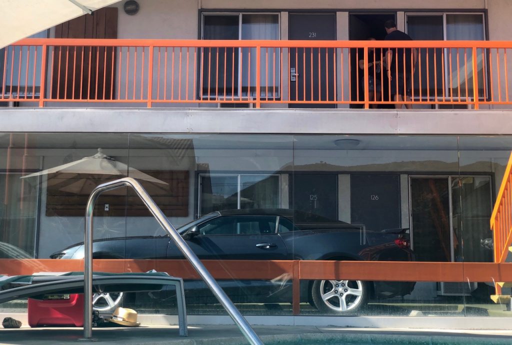 the tangerine motel los angeles burbank film studio roadtrip hotel orange pool chevrolet camaro chevy parkplatz parking lot