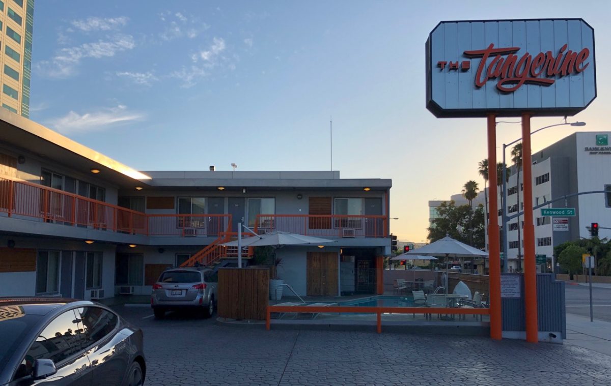 the tangerine motel los angeles burbank film studio roadtrip hotel orange parkplatz parking lot zeichen sign