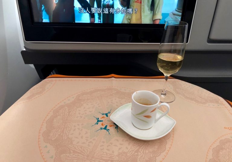 eva air royal laurel class business class b787 boeing 787 dreamliner br891 tpe hkg taipeh hong kong espresso champagner