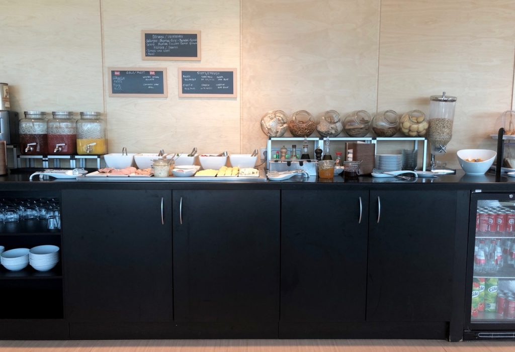 Riga Primeclass Business Lounge RIX priority pass airbaltic lufthansa buffet