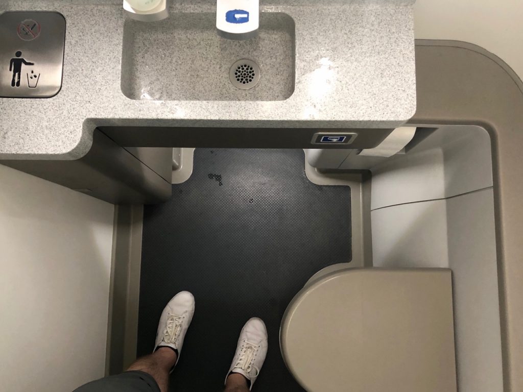 air baltic airbus 220 a220 300 YL-CSG ogre Bombardier BD 500 CSeries CS300 rix mux riga munich münchen toilette toilet