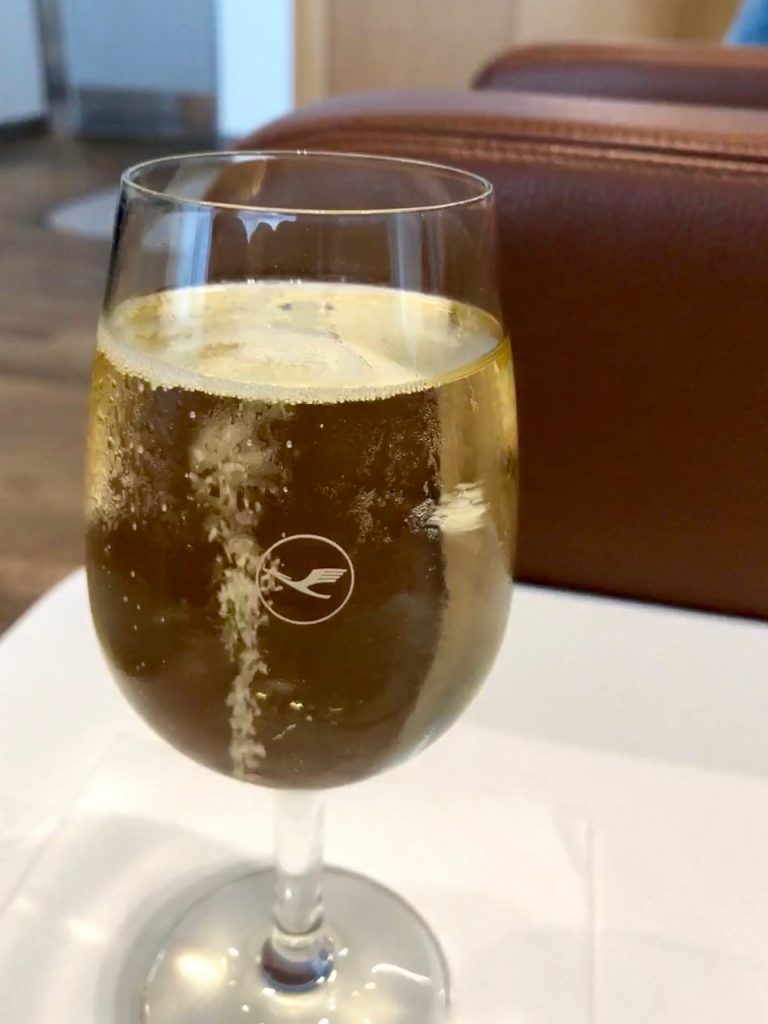 lufthansa senator lounge münchen muc terminal 2 satellitengebäude champagner champagne