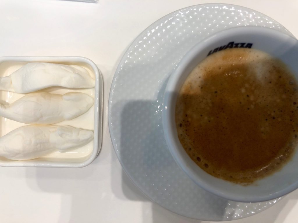 lufthansa senator lounge münchen muc terminal 2 satellitengebäude espresso weiße mäuse kaffee