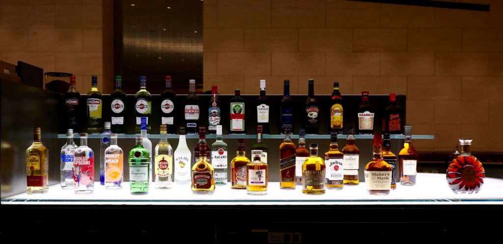 Review Qatar Al Safwa First Lounge doha doh airport flughafen qatar Lounge erfahrung qatar airways first class bewertung bar