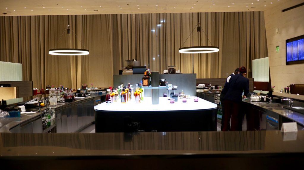 Review Qatar Al Safwa First Lounge doha doh airport flughafen qatar Lounge erfahrung qatar airways first class bewertung bar