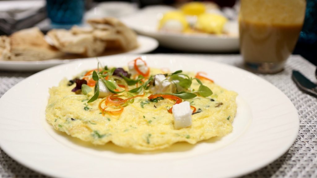 Review Qatar Al Safwa First Lounge doha doh airport flughafen qatar Lounge erfahrung qatar airways first class bewertung omelette