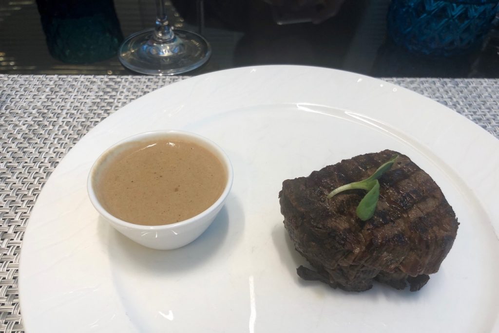 Review Qatar Al Safwa First Lounge doha doh airport flughafen qatar Lounge erfahrung qatar airways first class bewertung steak