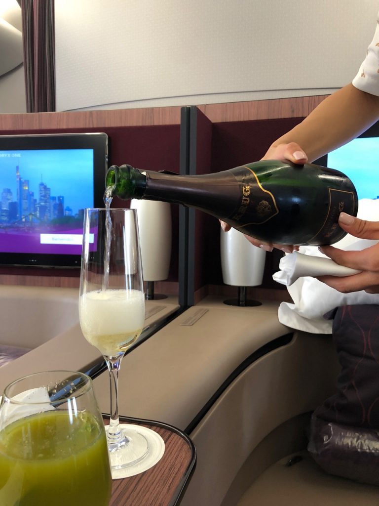 qatar airways first class airbus a380 doh doha fra frankfurt qr67 onboard bar krug champagne champagner