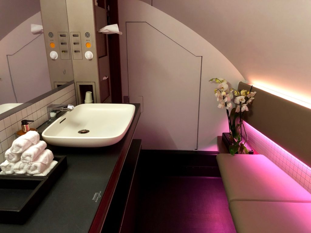 qatar airways first class airbus a380 doh doha fra frankfurt qr67 onboard bar bad bath