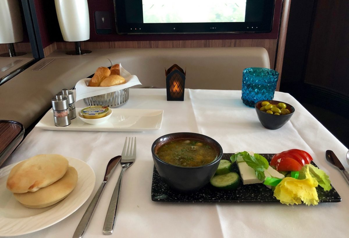 qatar airways first class airbus a380 doh doha fra frankfurt qr67 onboard bar frühstück breakfast