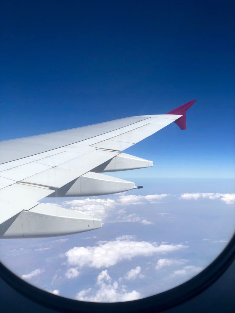 qatar airways first class airbus a380 doh doha fra frankfurt qr67 onboard bar flügel wing Reise um die Erde in 22 Tagen