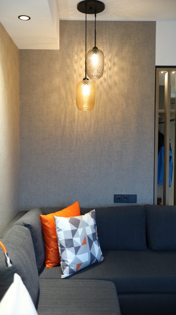 holiday inn osnabrück ihg rewards club hotel couch sofa licht