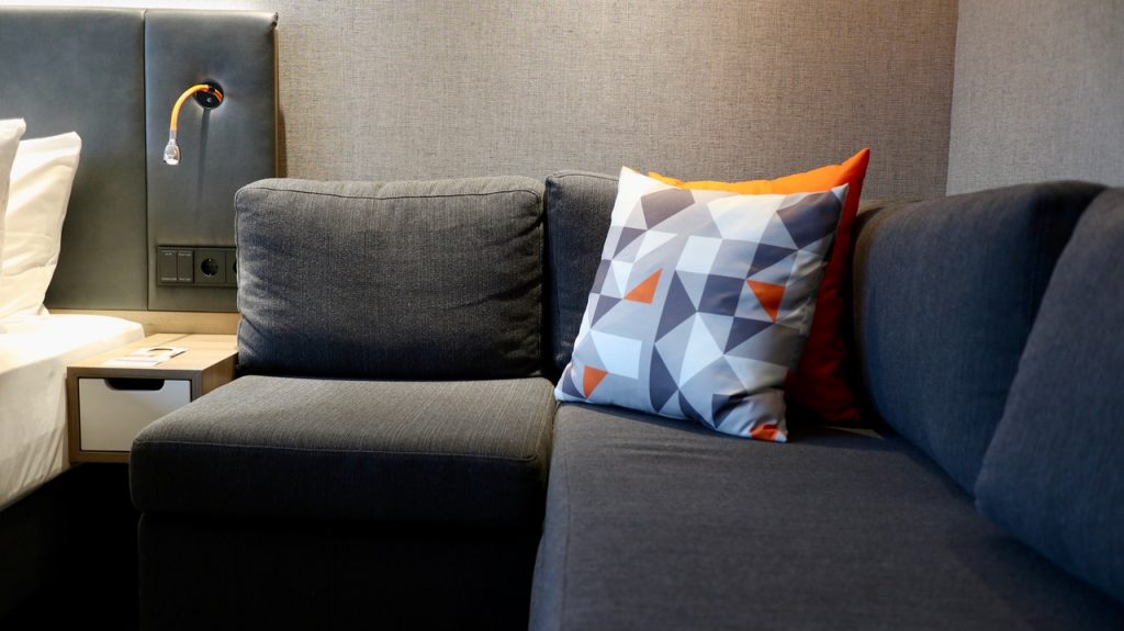 holiday inn osnabrück ihg rewards club hotel couch sofa