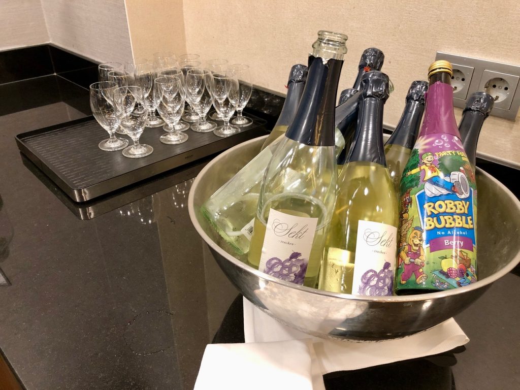 Hilton Berlin Gendarmenmarkt executive lounge club lounge deutscher dom hilton Honors sekt frühstück robby bubble